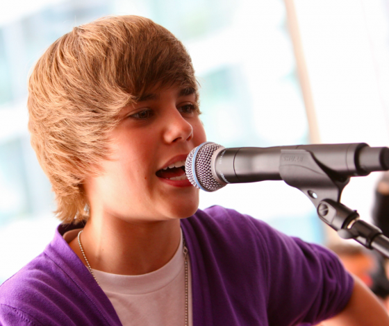 Вспомнить все: показываем, как популярные певцы выглядели в своих первых клипах