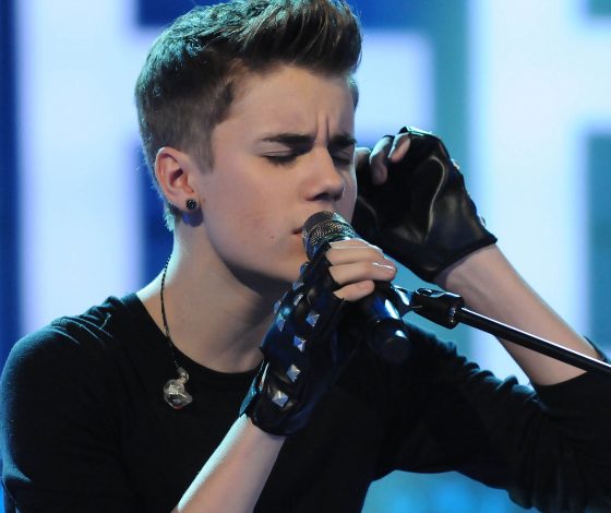 Огонь, вода и медные трубы: Джастин Бибер отмечает 10 лет на сцене. Что произошло в его жизни за это время?