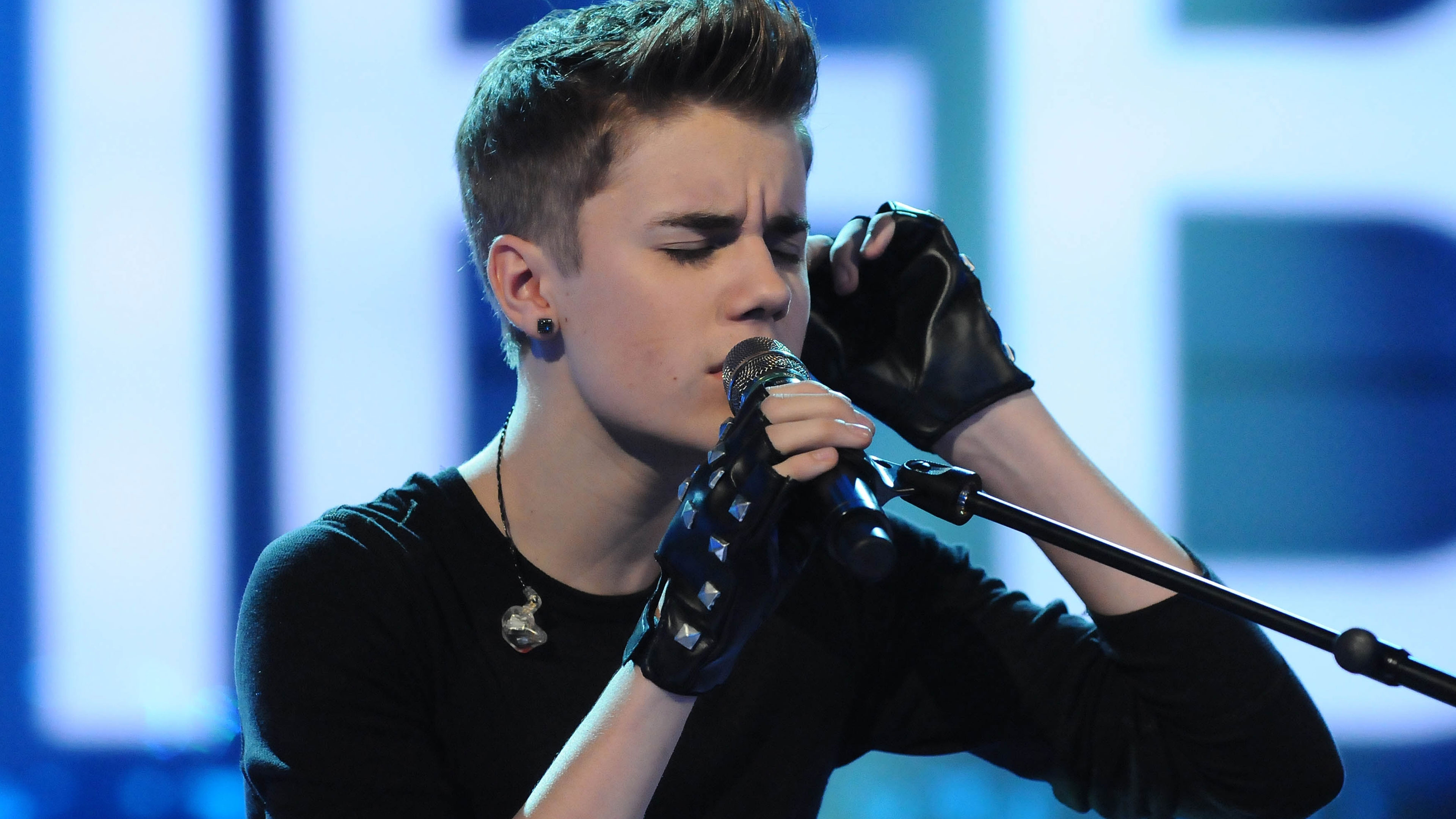 Justin Bieber singing
