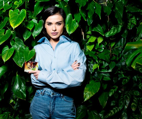 Елена Темникова, Ксения Собчак, Игорь Верник и Алеся Кафельникова с рэпером Фараоном на премьере фильма «Иллюзия любви»