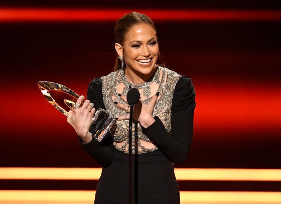 Порвалось или нет: что случилось с платьем Джей Ло на People's Choice Awards?