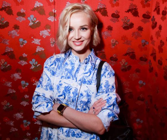 Полина Гагарина на отдыхе в купальнике. Все внимание на живот!