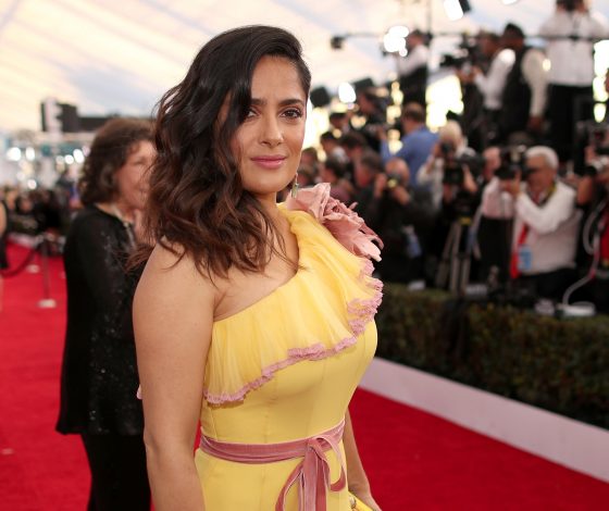 Всем бы так выглядеть в 50! Сальма Хайек выложила фото топлесс в Instagram