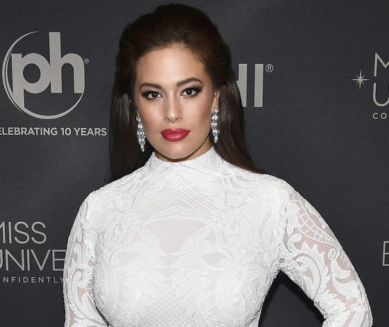 Эшли Грэм в прозрачном топе в аэропорту