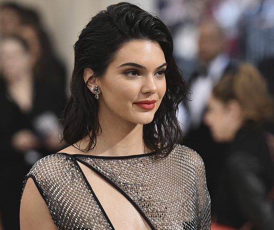 Выбираем, чья попа лучше: у Кайли или Кендалл Дженнер?