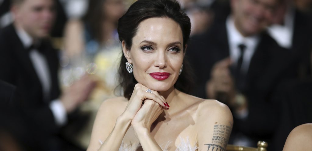 По словам косметологов, к ним часто приходят девушки и просят увеличить им губы, как у Анджелины Джоли (42).