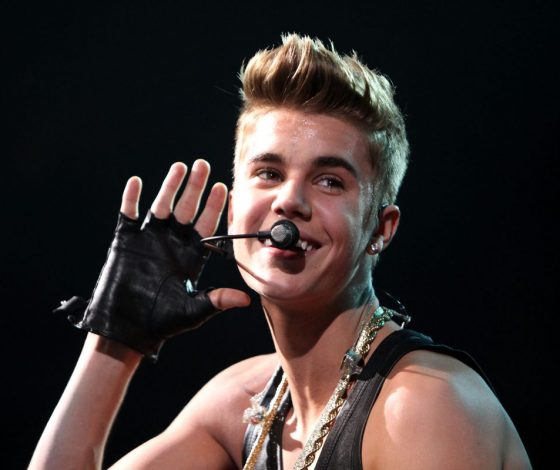 Да что же с ним такое? Джастин Бибер сбил фотографа на выезде из церкви