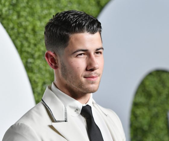 Вот это объятия! Ник Джонас замечен на свидании с незнакомкой