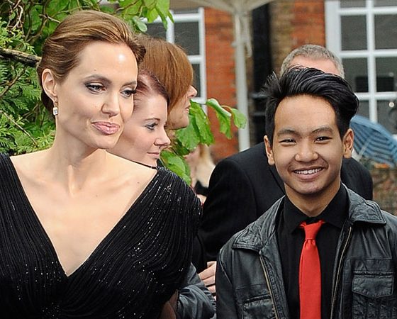 После показаний против отца: сын Анджелины Джоли и Брэда Питта уезжает из США