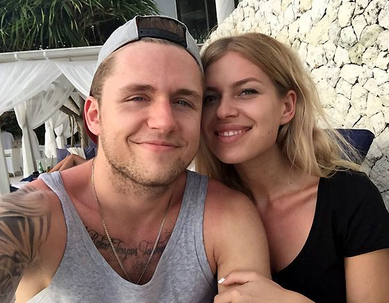 Влад Соколовский забрал новорожденную дочь Мию и жену Риту Дакоту из роддома