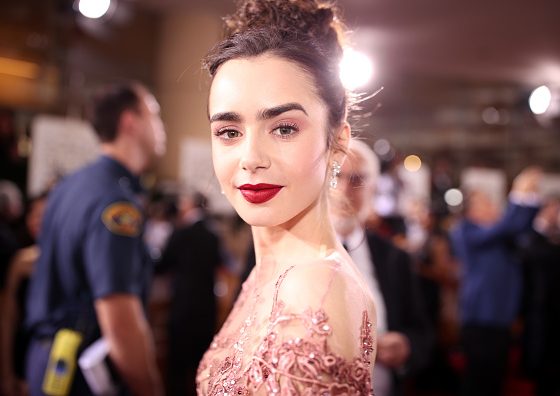 Лили Коллинз стесняется своих бровей