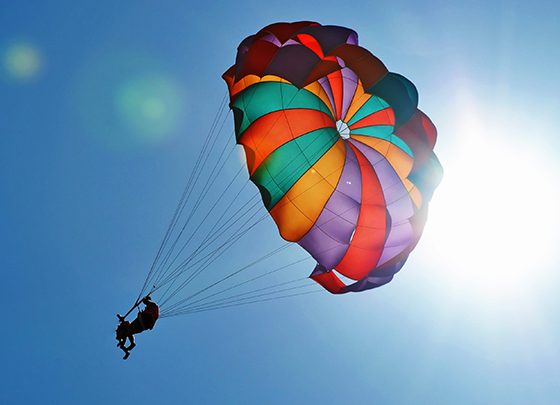 104-летняя женщина прыгнула с парашютом с высоты 4100 метров