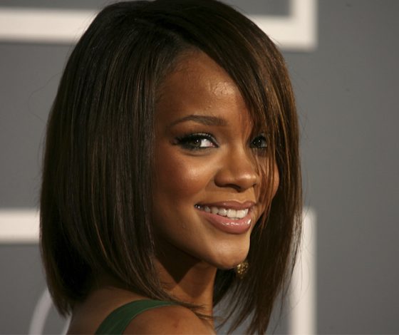 Как Рианна, Бейонсе и другие звезды выглядели на их первой церемонии «Грэмми»? Смотри!