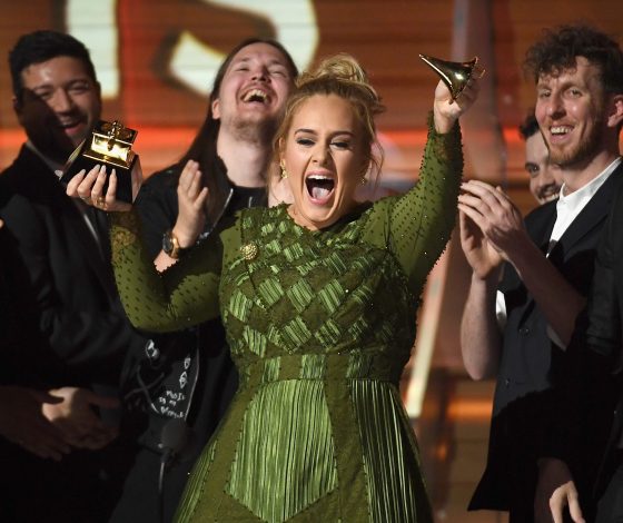 Адель подарила половину своего «Грэмми» Бейонсе