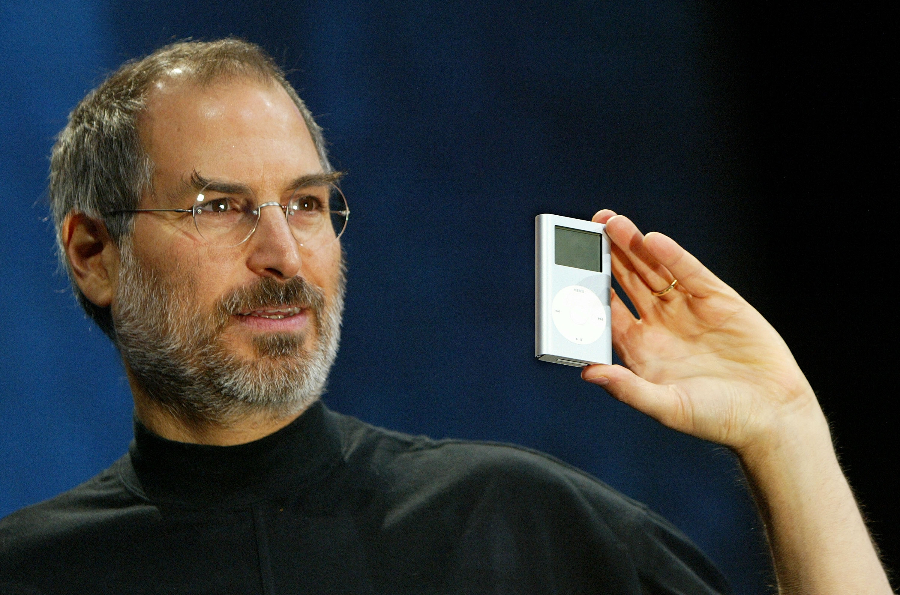 Кто основал компанию эпл. Стив Джобс. Apple Стив Джобс. Стив Джобс 2001. Стив Джобс первый Айпод 2001.