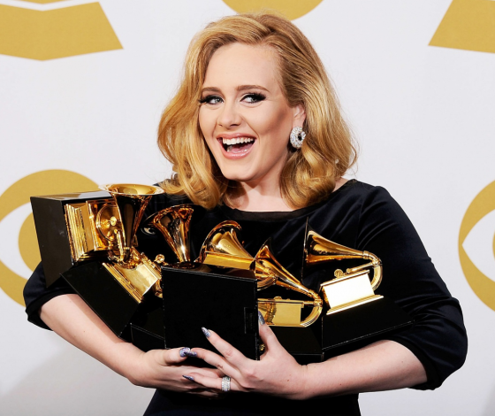 Как можно быть такой прекрасной? Адель сводила детей, пострадавших в пожаре, в кино