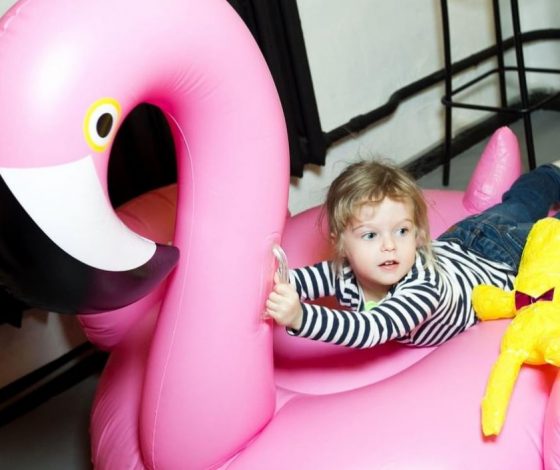 Где купить детскую одежду, мебель и пару кукольных домиков?