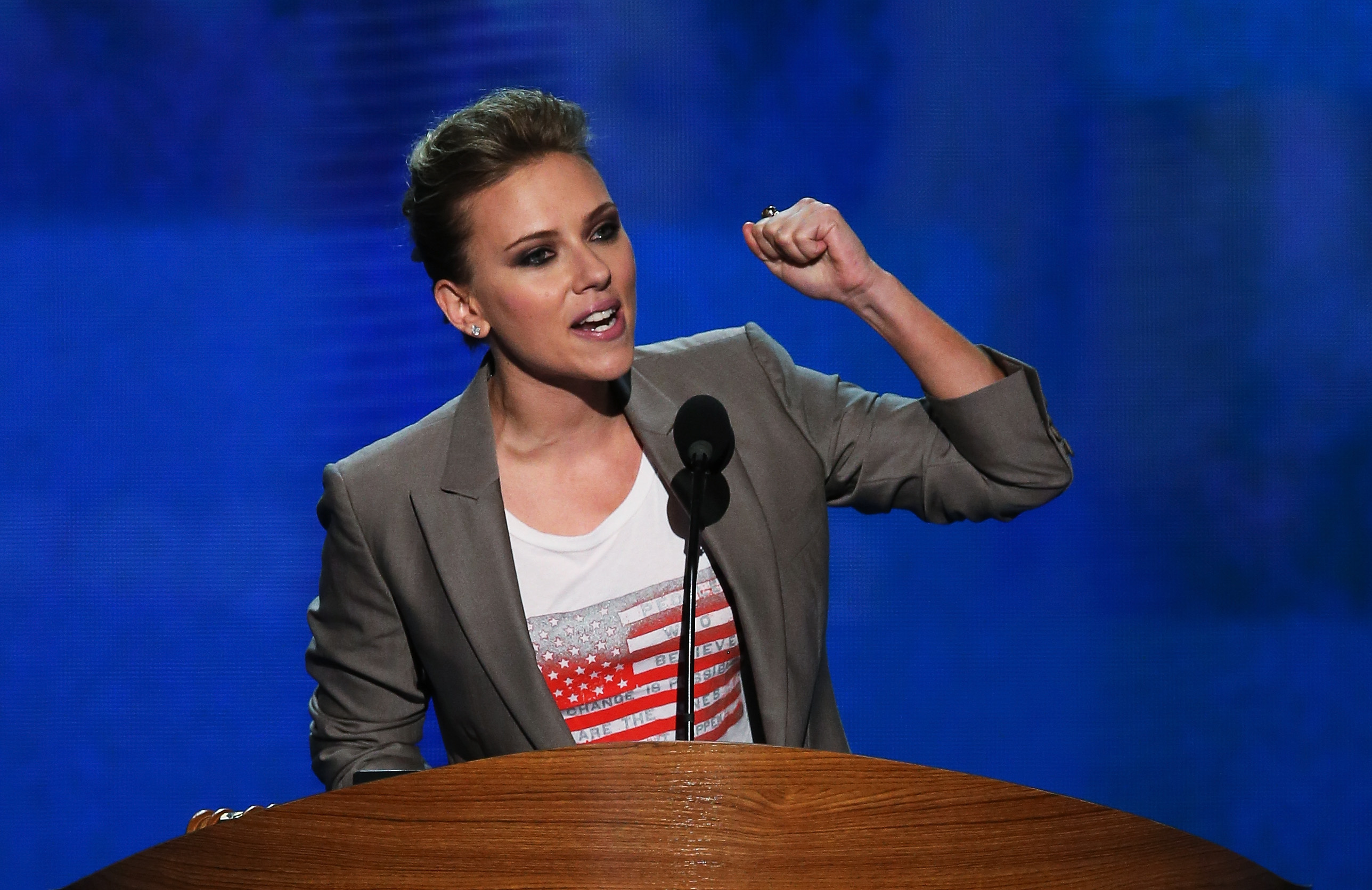 Вышли звезды. Convention знаменитости. Scarlett Johansson at the Democratic National Convention in Charlotte.