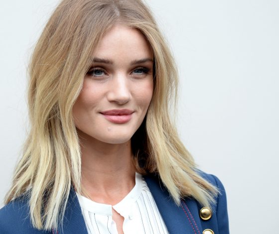 Беременная Рози Хантингтон-Уайтли впервые вышла в свет