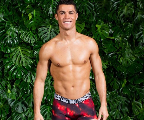 Снова без одежды: Криштиану Роналду в очередной раз разделся для рекламы нижнего белья
