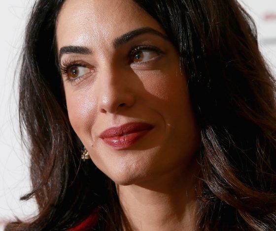 Беременная Амаль Клуни впервые вышла в свет. И она выглядит очень стильно!