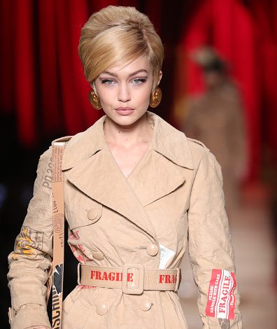 Подиум убивает: Джиджи Хадид чуть не упала во время показа Moschino