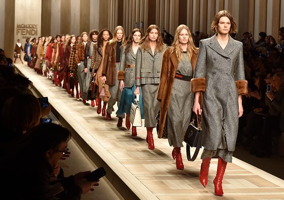 Показ Fendi здесь!