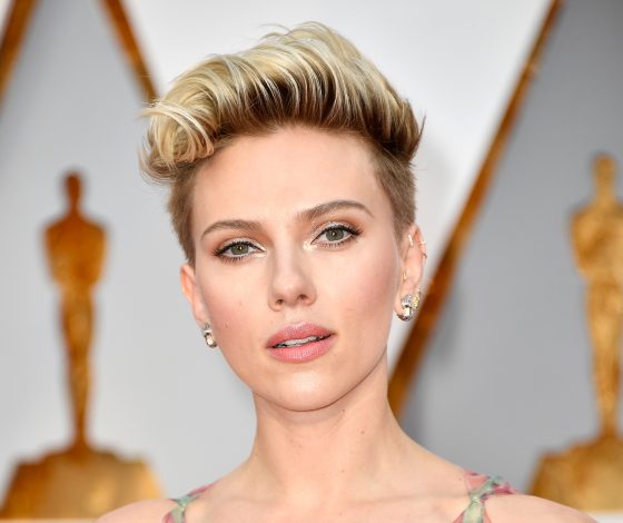 Скарлетт Йоханссон впервые вышла в свет с новым бойфрендом