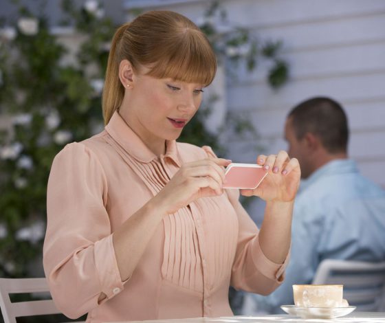 Мы узнали, почему сериал называется «Черное зеркало». Это очень смешно!