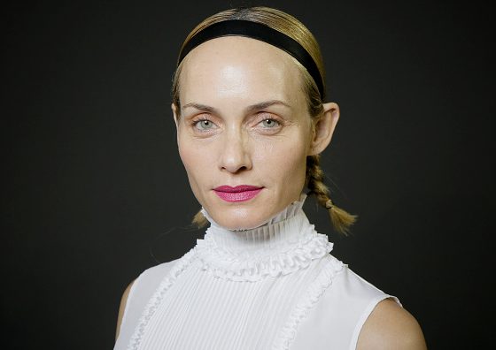 Модели 90-х снова в деле: Эмбер Валлетта покоряет подиумы