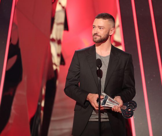 Премия iHeartRadio: влюбленные Джиджи и Зейн, младшая сестра Майли Сайрус и трогательная речь Тимберлейка