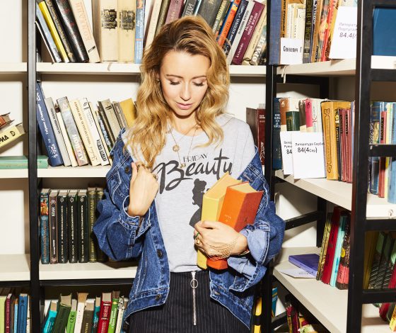 Мы влюблены!!! Cвитшоты и джинсовки «Красавица и чудовище» Кати Добряковой уже в продаже! Хотим все!