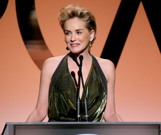 Шэрон Стоун отдыхает на пляже с молодым бойфрендом и…кольцом на том самом пальце