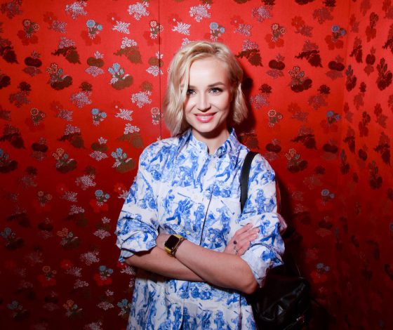 Создает новогоднее настроение! Полина Гагарина спела для пассажиров в самолёте!