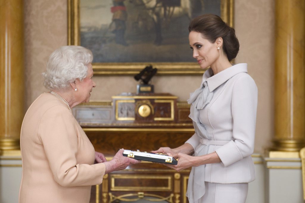 Анджелина Джоли и королева Елизавета II