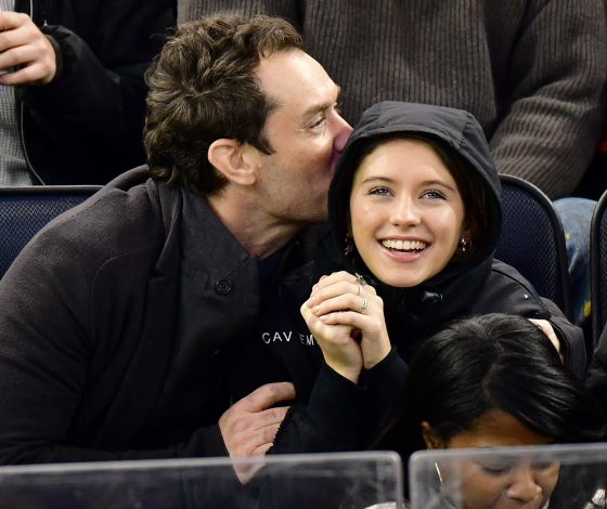 «Сшила сама»: дочка Джуда Лоу в откровенном бикини