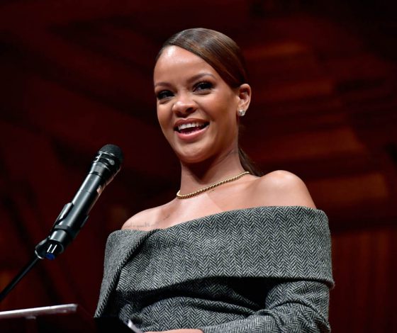 Что, простите? Рианна не может смотреть свои постельные сцены?