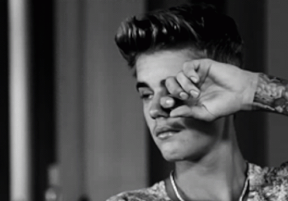 Провинился! В Джастина Бибера кинули бутылкой на концерте