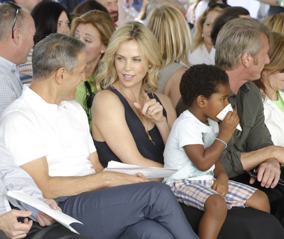 Сын Шарлиз Терон превращается в дочь: новый выход мальчика в платье