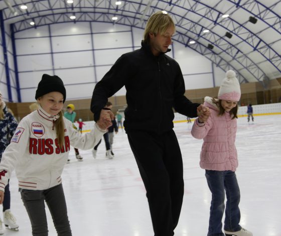 Евгений Плющенко и Ольга Бузова научили детей кататься на коньках
