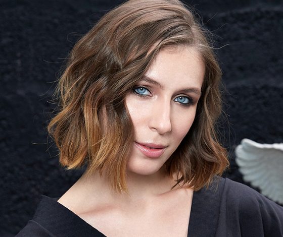 Личный опыт: зачем наносить хайлайтер на уши и румяна на губы?