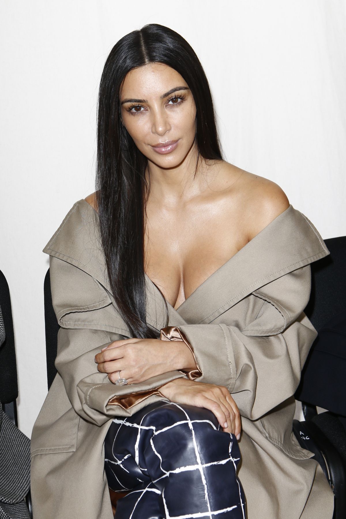 kim-kardashian-attending-the-balenciaga-show-in-paris_2