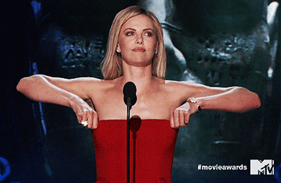 Все к лицу: как Шарлиз Терон удается одинаково хорошо выглядеть и в бархатном топе, и в милом платье?