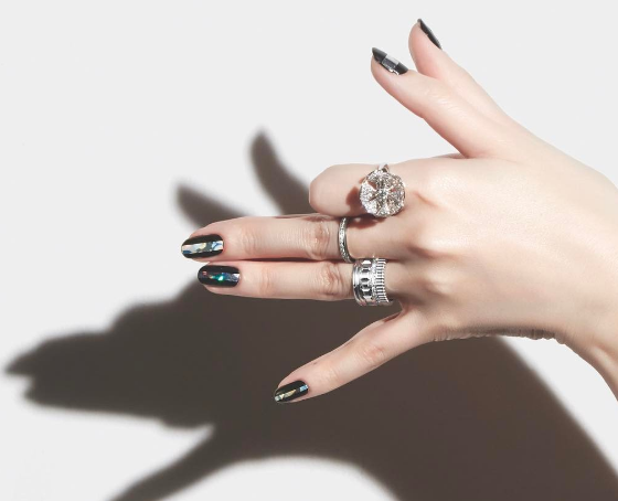 Осторожно, стеклянный маникюр!