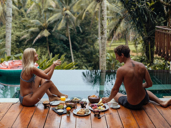 Эта пара зарабатывает по 10 000$ в месяц в Instagram? Каааааааак???