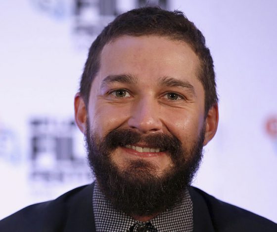 Шайа Лабаф заперт в хижине в Лапландии. Но ты можешь ему написать, и он ответит!