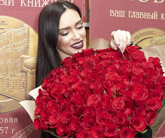 Солистка группы Serebro презентовала книгу стихов. Поклонники в шоке – Оле нравятся девушки?