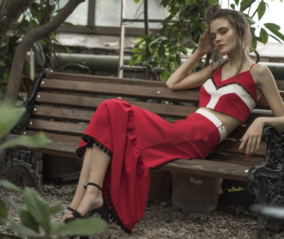 Накидки с помпонами, бомберы и классические брюки в новой коллекции ERMA