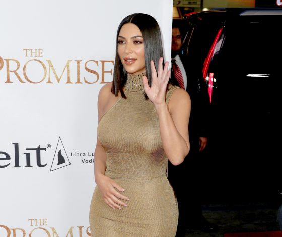 Ким Кардашьян пришла на премьеру фильма про геноцид, пофотографировалась и ушла