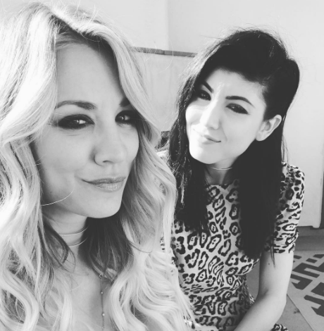 Звезда Теории Большого взрыва показала сестру! Вспоминаем самых красивых родственниц знаменитостей!